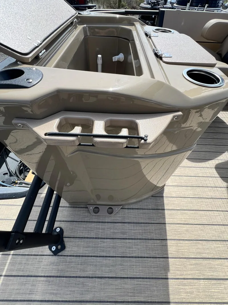 Slide: The Image of Sylvan L Series L3 Party Fish 2024 - 40