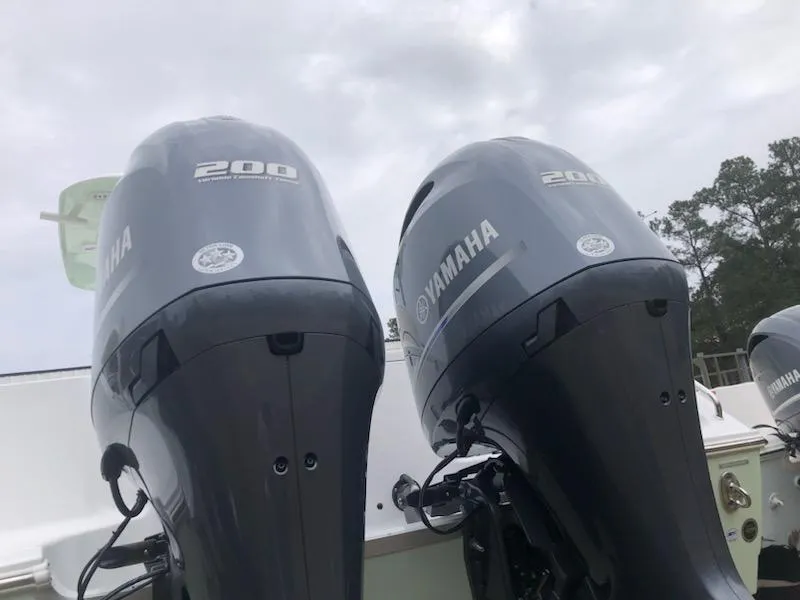 Slide: The Image of Twin Yamaha 200 engines on a 2022 Sea Hunt 27 Gamefish boat. - 20