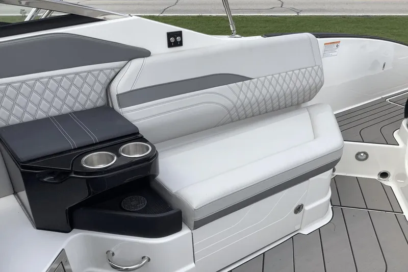 Slide: The Image of Sea Ray SLX 280 2024 - 11