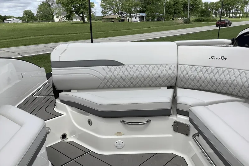 Slide: The Image of Sea Ray SLX 280 2024 - 12