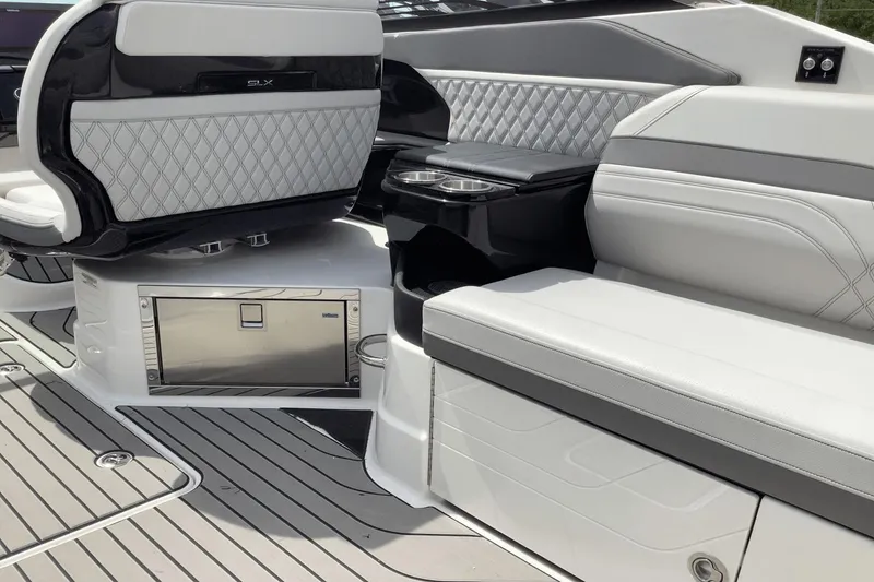 Slide: The Image of Sea Ray SLX 280 2024 - 15