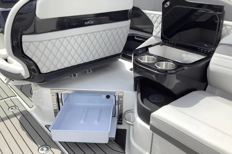 Slide: The Image of Sea Ray SLX 280 2024 - 17