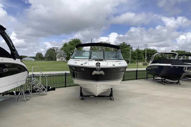 Slide: The Image of Sea Ray SLX 280 2024 - 2