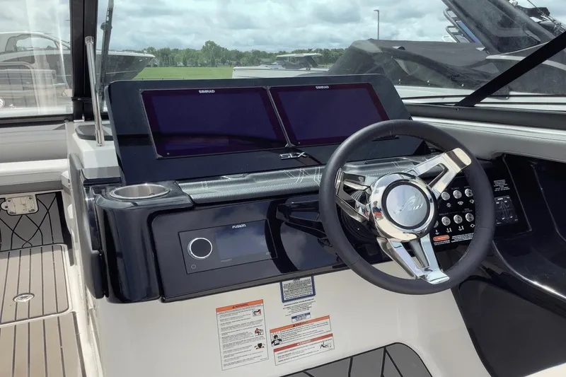 Slide: The Image of Sea Ray SLX 280 2024 - 22