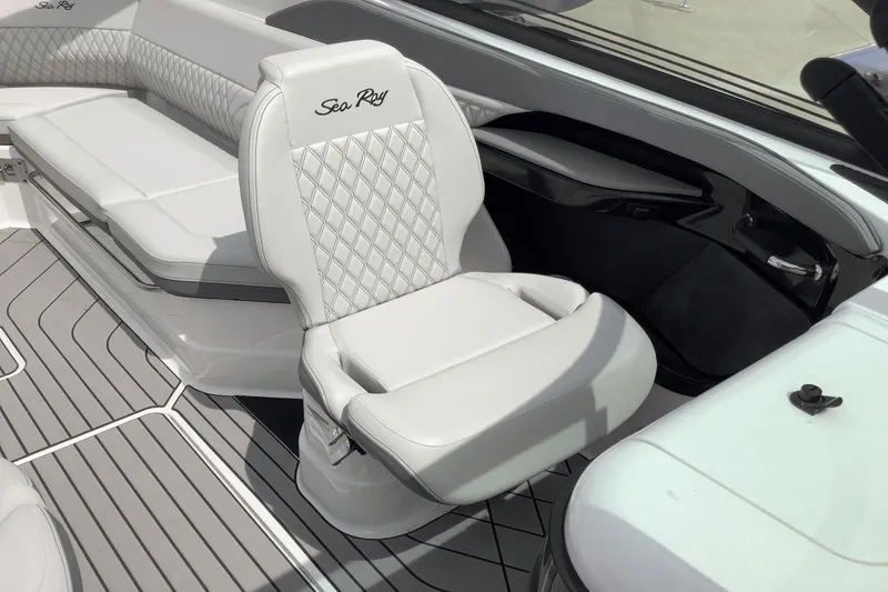 Slide: The Image of Sea Ray SLX 280 2024 - 24