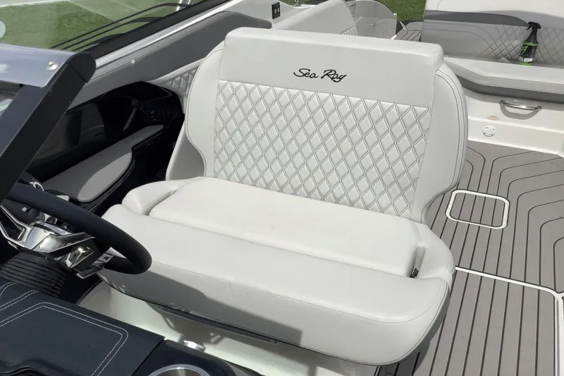 Slide: The Image of Sea Ray SLX 280 2024 - 25