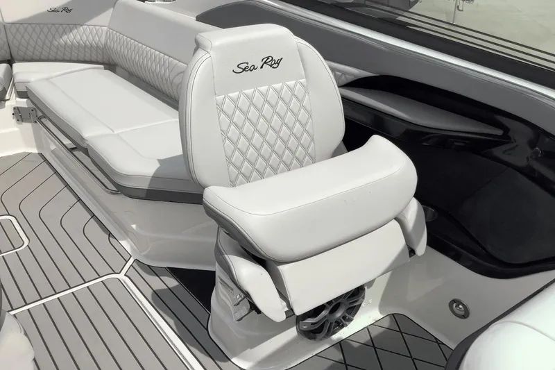 Slide: The Image of Sea Ray SLX 280 2024 - 26