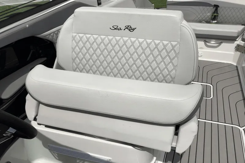 Slide: The Image of Sea Ray SLX 280 2024 - 27