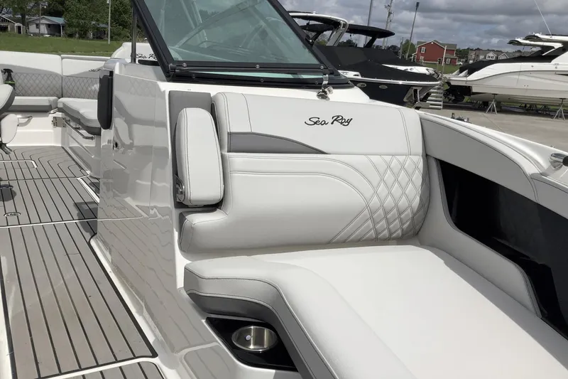 Slide: The Image of Sea Ray SLX 280 2024 - 30