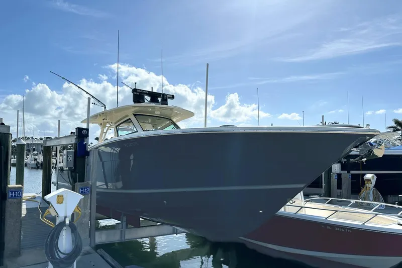 Slide: The Image of Scout 400 LXF 2023 - 10