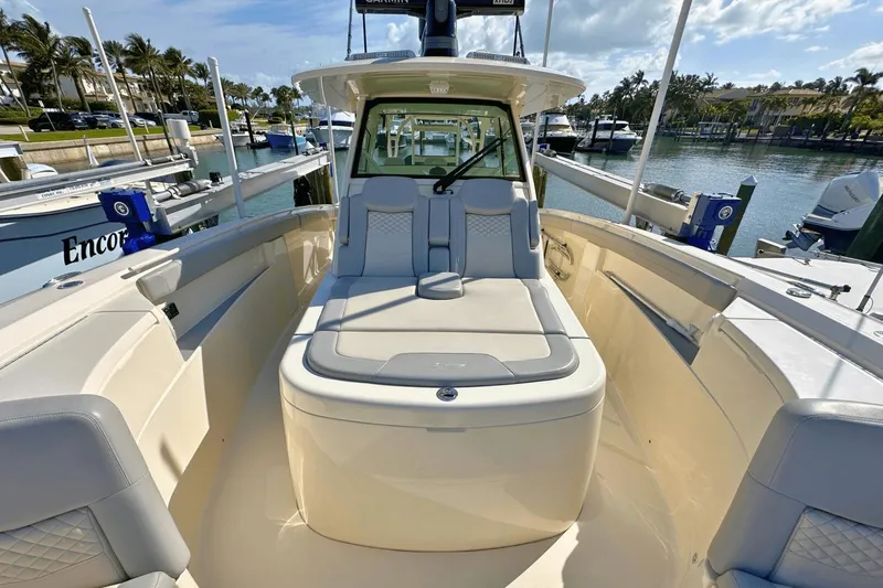 Slide: The Image of Scout 400 LXF 2023 - 15