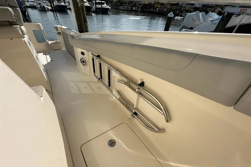 Slide: The Image of Scout 400 LXF 2023 - 17