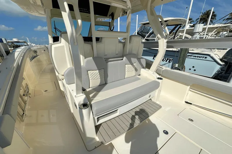 Slide: The Image of Scout 400 LXF 2023 - 21
