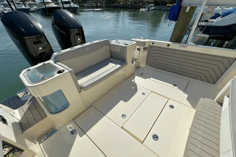 Slide: The Image of Scout 400 LXF 2023 - 25