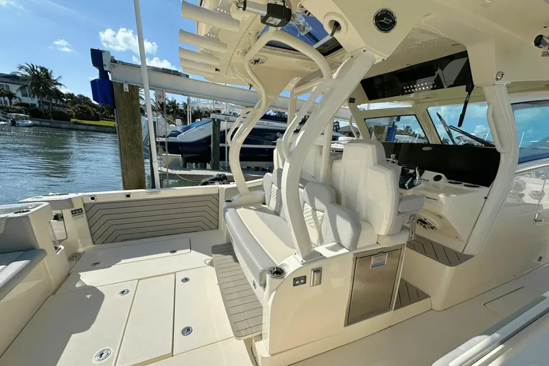 Slide: The Image of Scout 400 LXF 2023 - 26