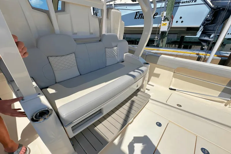 Slide: The Image of Scout 400 LXF 2023 - 32