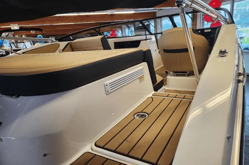 Slide: The Image of Sea Ray SPX 190 Outboard 2025 - 7