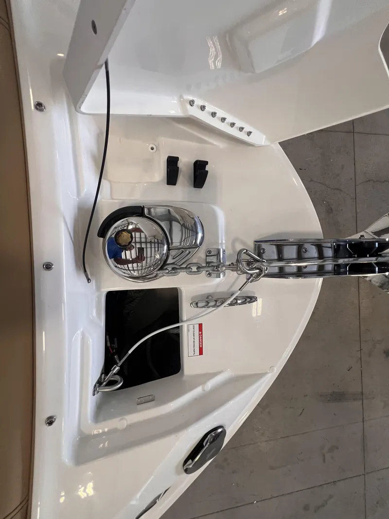 Slide: The Image of 2023-Sea-Ray-SLX-260-MarineMax - 10