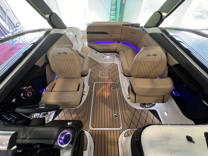 Slide: The Image of 2023-Sea-Ray-SLX-260-MarineMax - 11