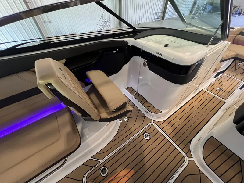 Slide: The Image of 2023-Sea-Ray-SLX-260-MarineMax - 13