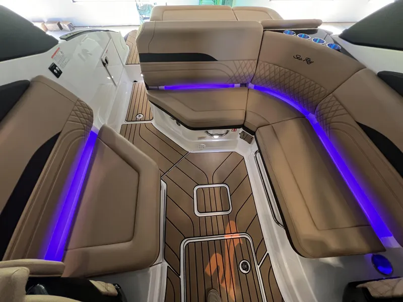 Slide: The Image of 2023-Sea-Ray-SLX-260-MarineMax - 14