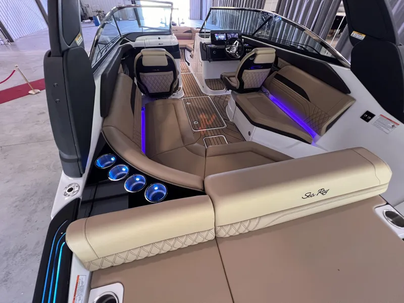 Slide: The Image of 2023-Sea-Ray-SLX-260-MarineMax - 16