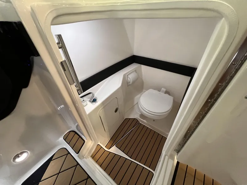 Slide: The Image of 2023-Sea-Ray-SLX-260-MarineMax - 17