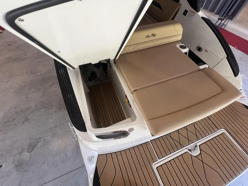 Slide: The Image of 2023-Sea-Ray-SLX-260-MarineMax - 18