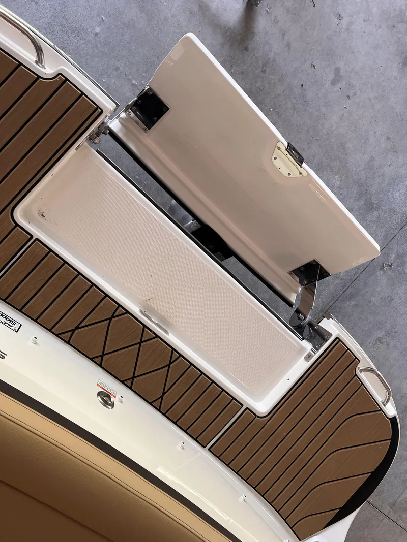 Slide: The Image of 2023-Sea-Ray-SLX-260-MarineMax - 20