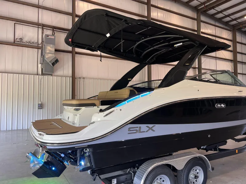 Slide: The Image of 2023-Sea-Ray-SLX-260-MarineMax - 8