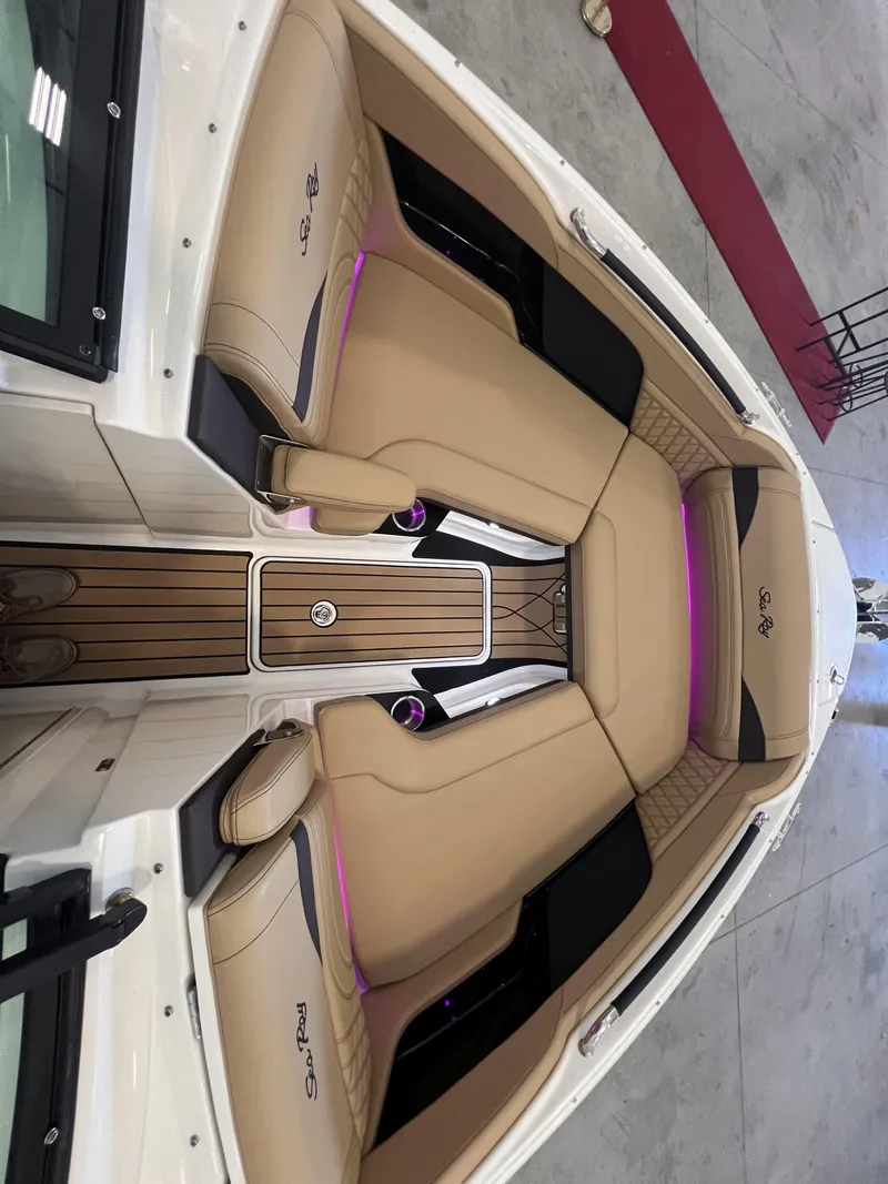 Slide: The Image of 2023-Sea-Ray-SLX-260-MarineMax - 9