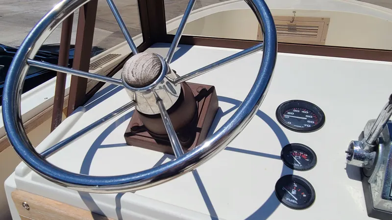 Slide: The Image of 1988 Mako 20 Center Console boat steering wheel and gauges. - 15