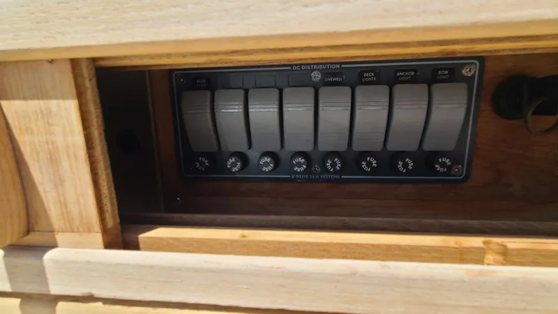 Slide: The Image of 1988 Mako 20 Center Console DC distribution panel with switches and dials. - 16