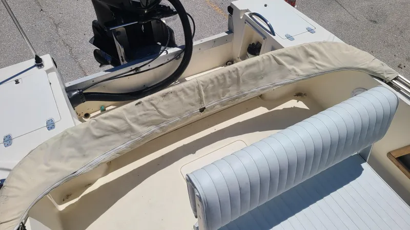 Slide: The Image of 1988 Mako 20 Center Console boat interior with seating and motor. - 24