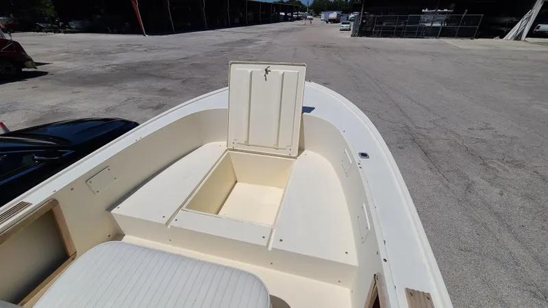 Slide: The Image of 1988 Mako 20 Center Console boat with open storage compartment. - 9