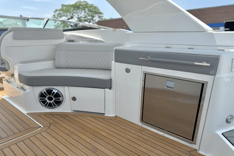 Slide: The Image of Sea Ray SLX 350 Outboard 2025 - 13