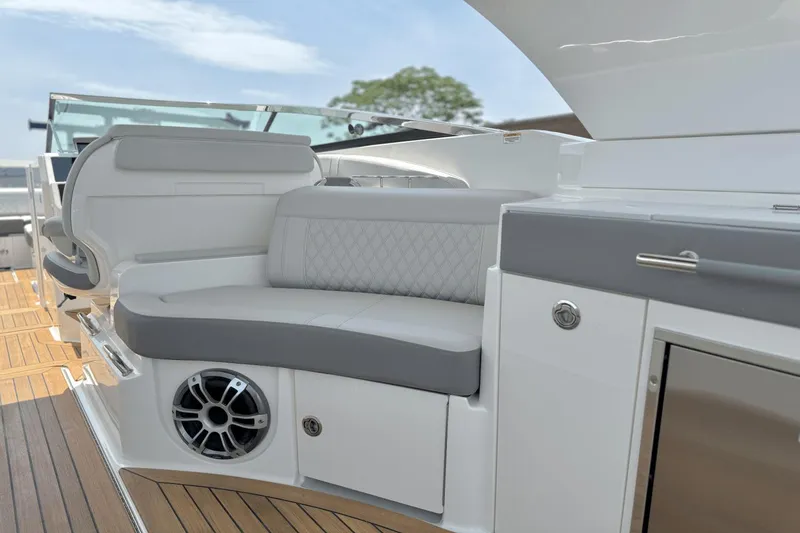 Slide: The Image of Sea Ray SLX 350 Outboard 2025 - 14