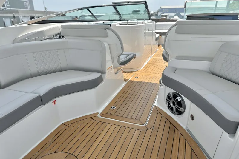 Slide: The Image of Sea Ray SLX 350 Outboard 2025 - 15