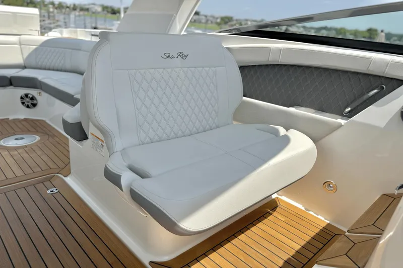 Slide: The Image of Sea Ray SLX 350 Outboard 2025 - 16