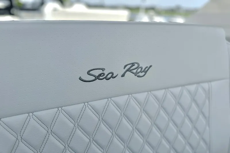 Slide: The Image of Sea Ray SLX 350 Outboard 2025 - 17