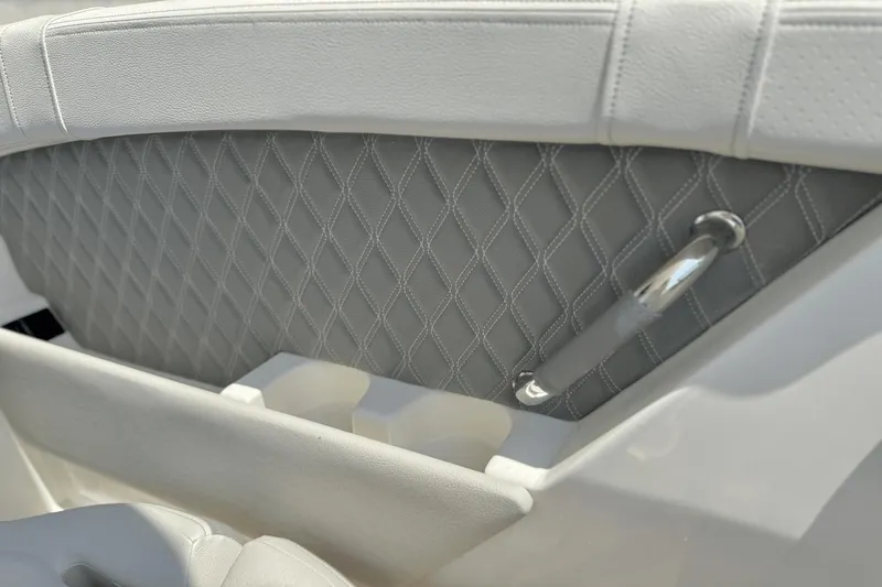 Slide: The Image of Sea Ray SLX 350 Outboard 2025 - 18