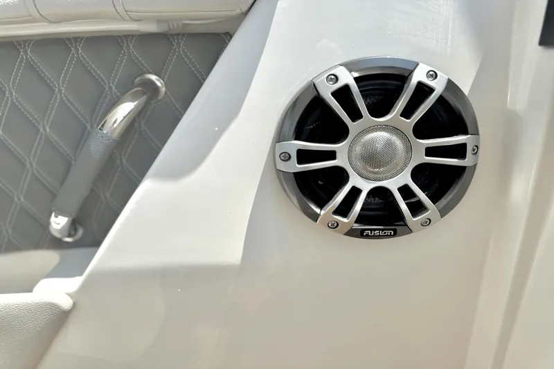 Slide: The Image of Sea Ray SLX 350 Outboard 2025 - 19