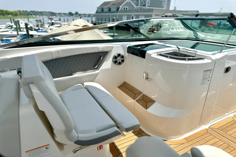 Slide: The Image of Sea Ray SLX 350 Outboard 2025 - 21