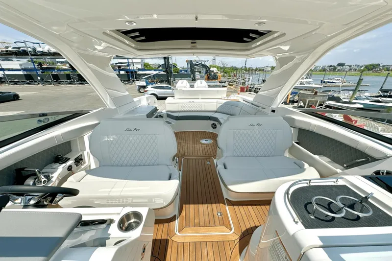 Slide: The Image of Sea Ray SLX 350 Outboard 2025 - 22