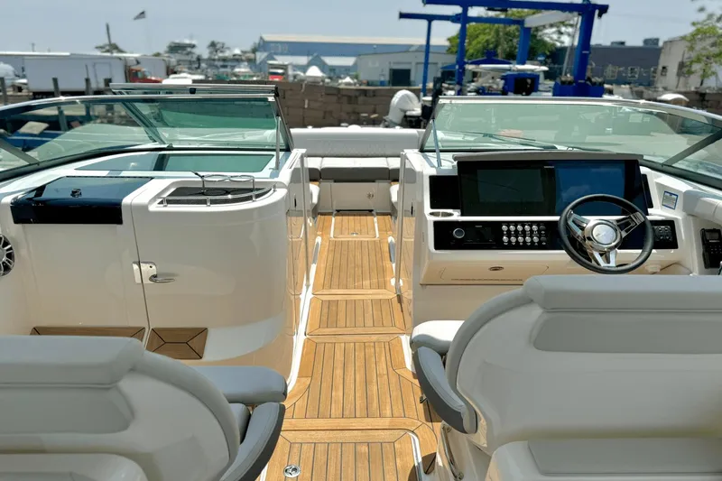 Slide: The Image of Sea Ray SLX 350 Outboard 2025 - 23