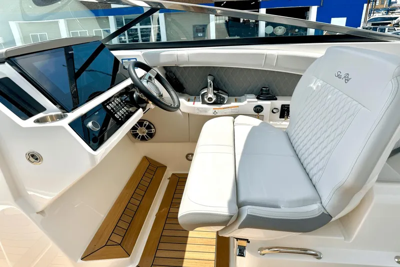 Slide: The Image of Sea Ray SLX 350 Outboard 2025 - 24