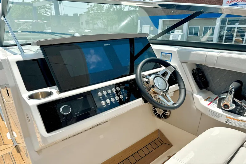 Slide: The Image of Sea Ray SLX 350 Outboard 2025 - 27