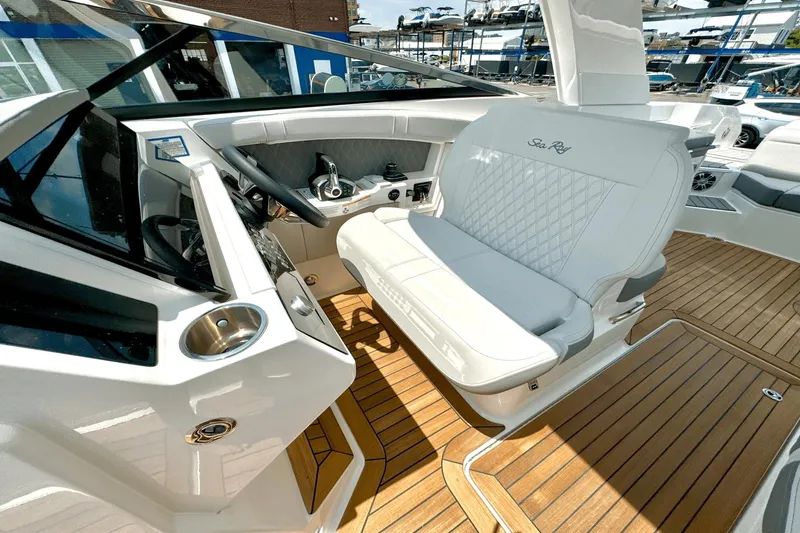 Slide: The Image of Sea Ray SLX 350 Outboard 2025 - 28