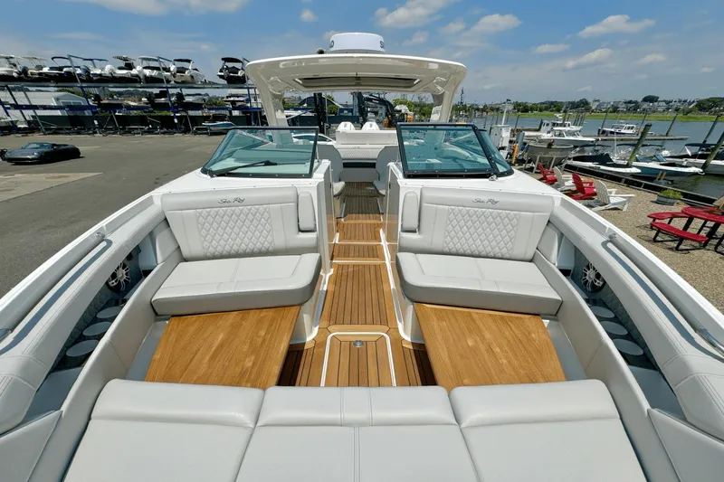 Slide: The Image of Sea Ray SLX 350 Outboard 2025 - 29