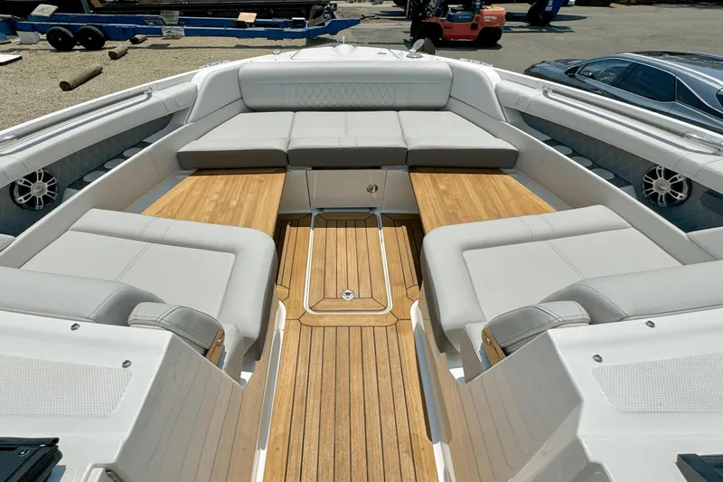 Slide: The Image of Sea Ray SLX 350 Outboard 2025 - 30